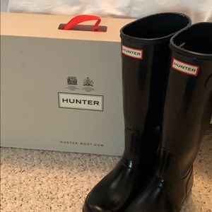 Hunter Original tall gloss boot in black. Size 7